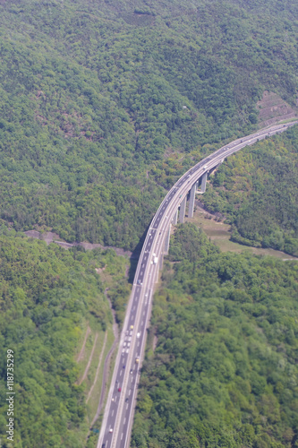 空から見た田舎の山間部の高速道路
