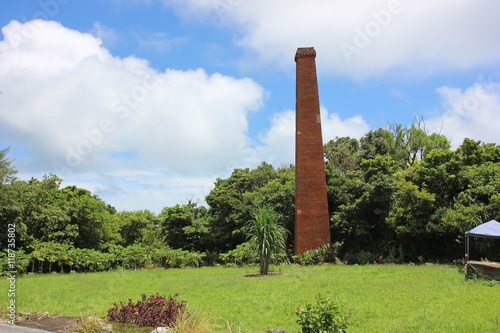 畑のそばに残された、レンガ煙突