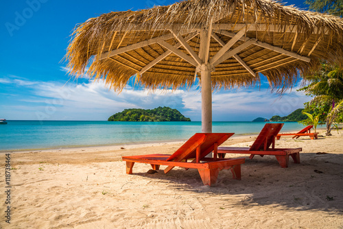 Fototapeta Naklejka Na Ścianę i Meble -  Beautiful tropical island beach summer holiday - Travel summer vacation concept.