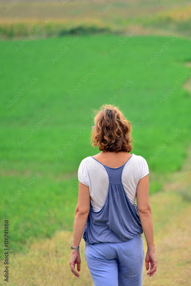 una donna ammira un panorama di campagna una donna ammira un panorama di campagna