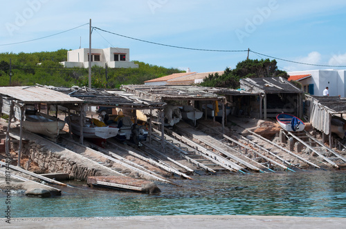 Formentera, Isole Baleari: le barche e le baracche dei pescatori nel piccolo villaggio di Es Calo il 4 settembre 2010