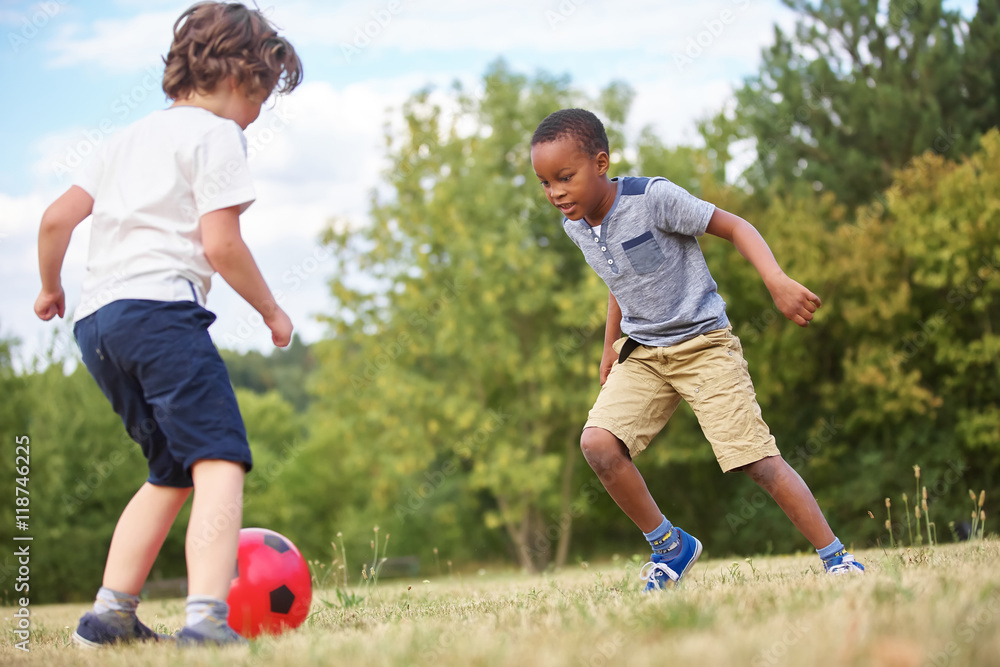 Zwei Jungen spielen Fußball Stock Photo Adobe Stock