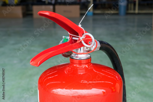 Obraz na plátne Hand pulling pin of fire extinguisher