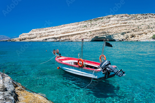 Лодка в заливе, напротив живописной скалы, Матала, Греция, Крит