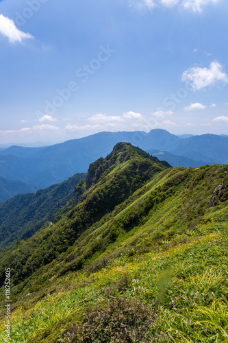 瓶ヶ森（かめがもり）女山から男山・石鎚山方面を眺める © Yoshinori Okada