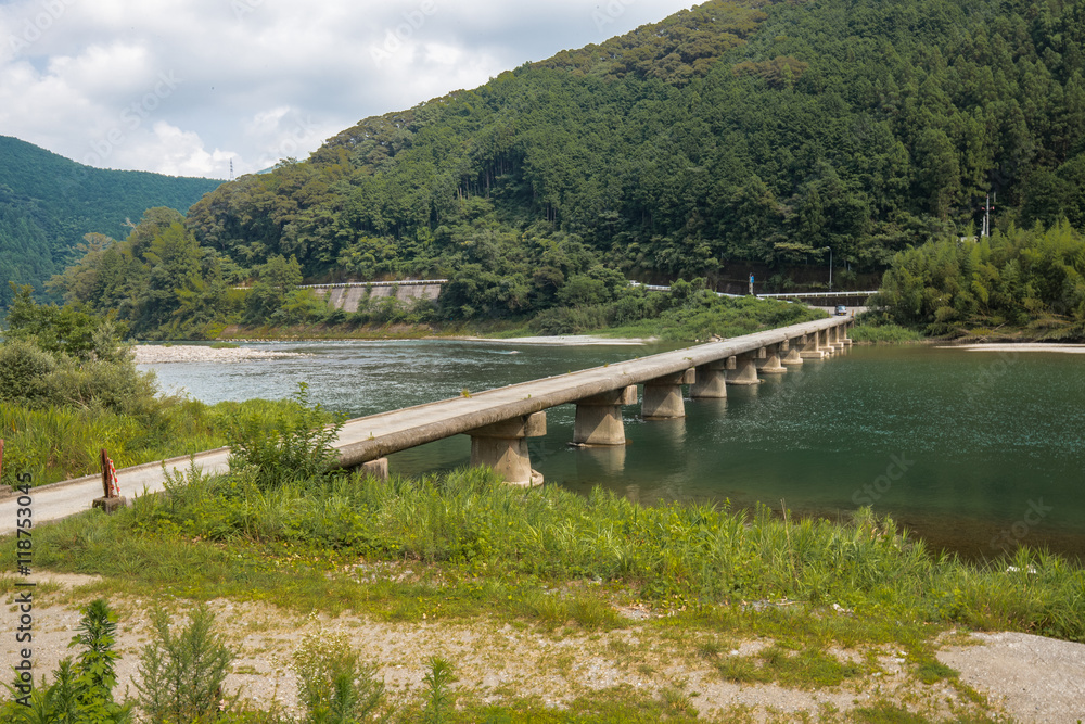 片岡（かたおか）沈下橋（高知県仁淀川）
