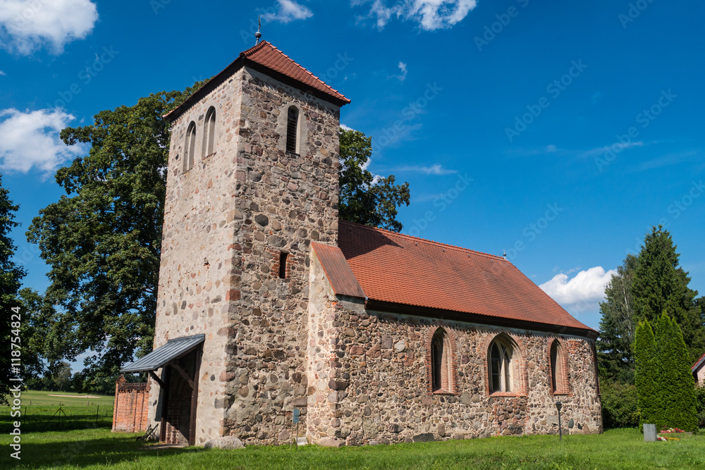 Dorfkirche in Wilkendorf - spätgotischer Feldsteinbau Dorfkirche in Wilkendorf - spätgotischer Feldsteinbau