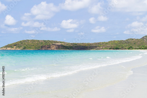 Fototapeta Naklejka Na Ścianę i Meble -  beautiful beach and tropical sea