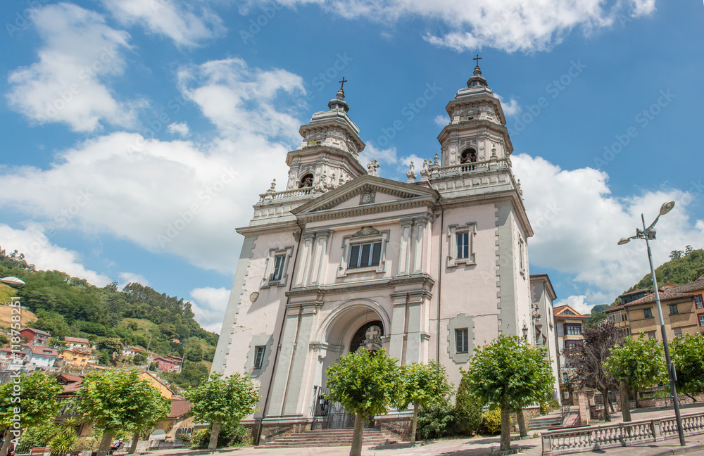 Fototapeta premium Iglesia de San Juan de Plaza Requexu Mieres Asturien (Asturias) Spanien
