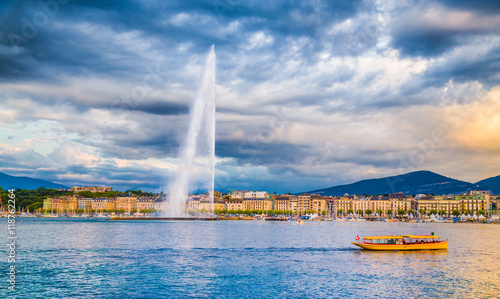 Obraz na płótnie Geneva skyline with famous Jet d'Eau fountain and boat at sunset, Switzerland w salonie
