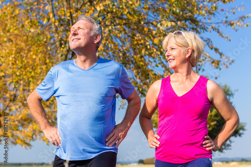 Senior Frau und Mann beim Jogging als Fitness Sport in der Natur