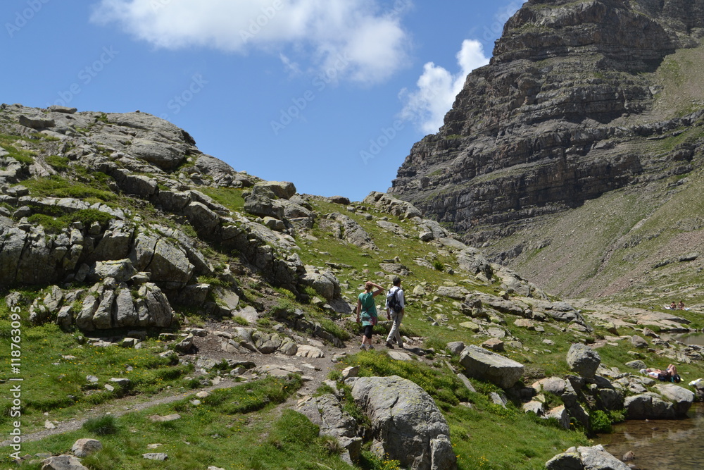 twee mensen wandelen in de franse alpen boven de boomgrens Stock 写真 Adobe Stock