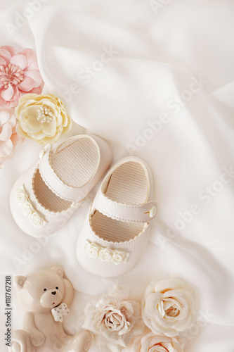 Schilderij op canvas baby shoes and flowers