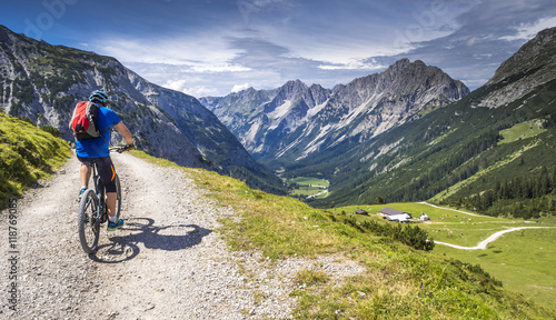 Mountainbiker mit Ebike in den Alpen