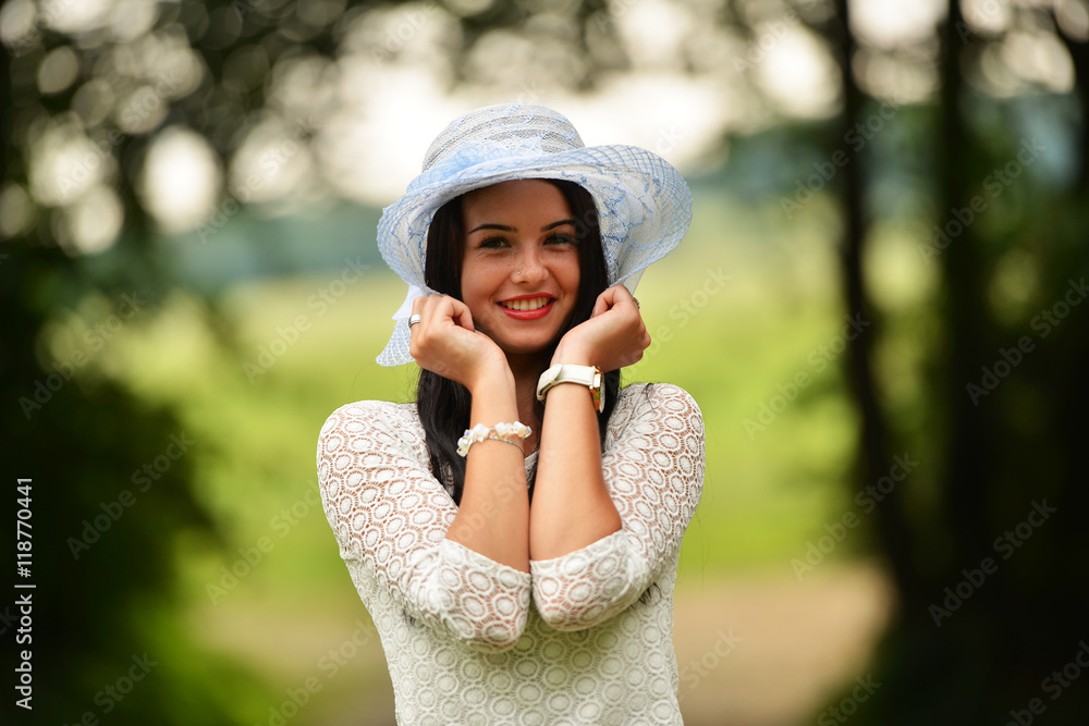 femme dans un chapeau