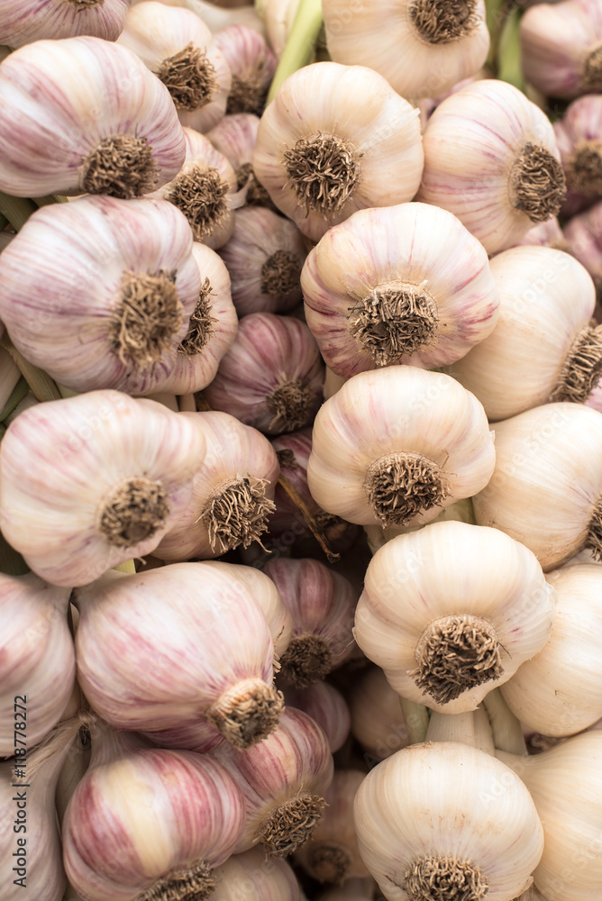 stack of white purple garlic bulbs on display for sale at an outdoor farmers market, nobody, vertical stack of white purple garlic bulbs on display for sale at an outdoor farmers market, nobody, vertical