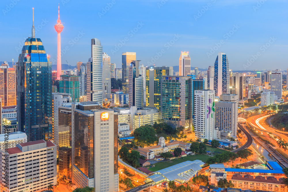 Naklejka premium Kuala Lumpur, Malezja - 14 sierpnia 2016: Kuala Lumpur pejzaż przedstawiający bliźniaczą wieżę Petronas, znany również jako budynek KLCC podczas niebieskiej godziny od szczytu Regalia Residence Kuala Lumpur, Malezja.