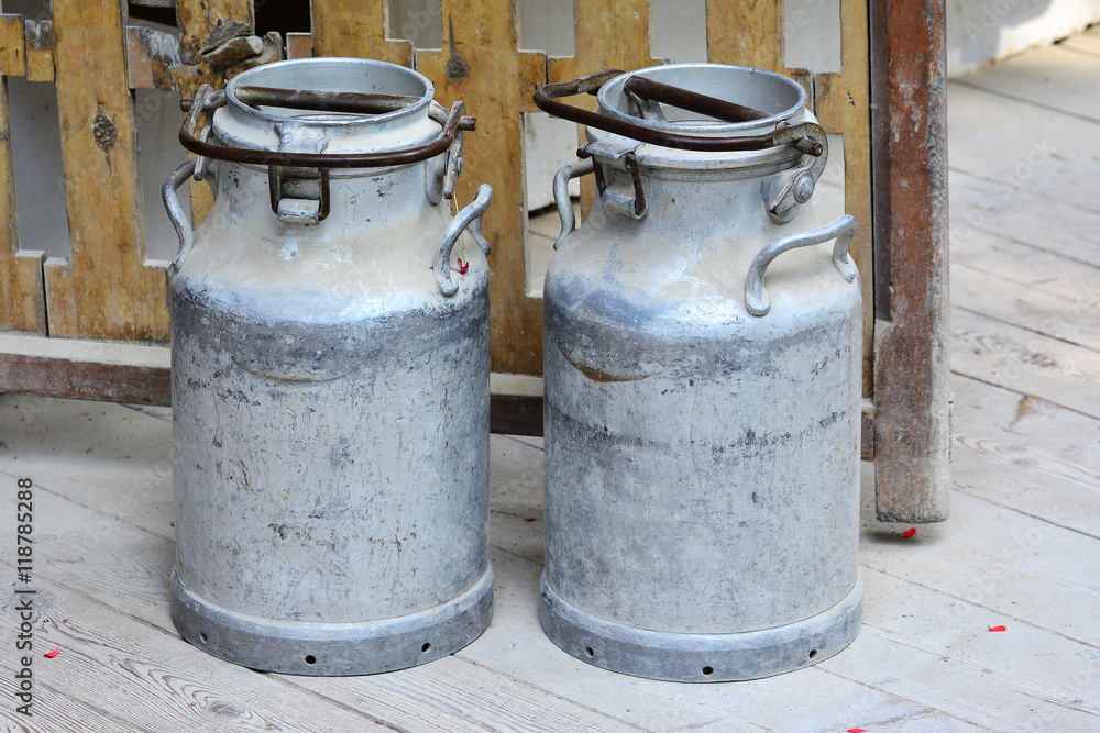 Zwei Milchkannen am Bauernhof Zwei Milchkannen am Bauernhof