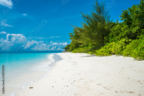 Fototapeta Naklejka Na Ścianę i Meble -  Beautiful tropical island white sand beach summer holiday - Travel summer vacation concept.