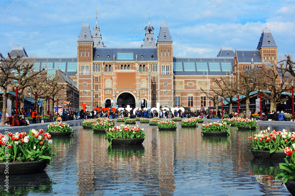 Rijksmuseum / Reichsmuseum in Amsterdam mit Tulpen - obrazy, fototapety, plakaty 