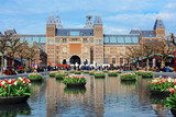 Rijksmuseum / Reichsmuseum in Amsterdam mit Tulpen