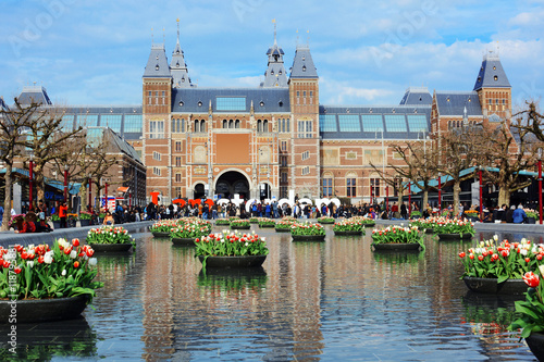 Rijksmuseum / Reichsmuseum in Amsterdam mit Tulpen