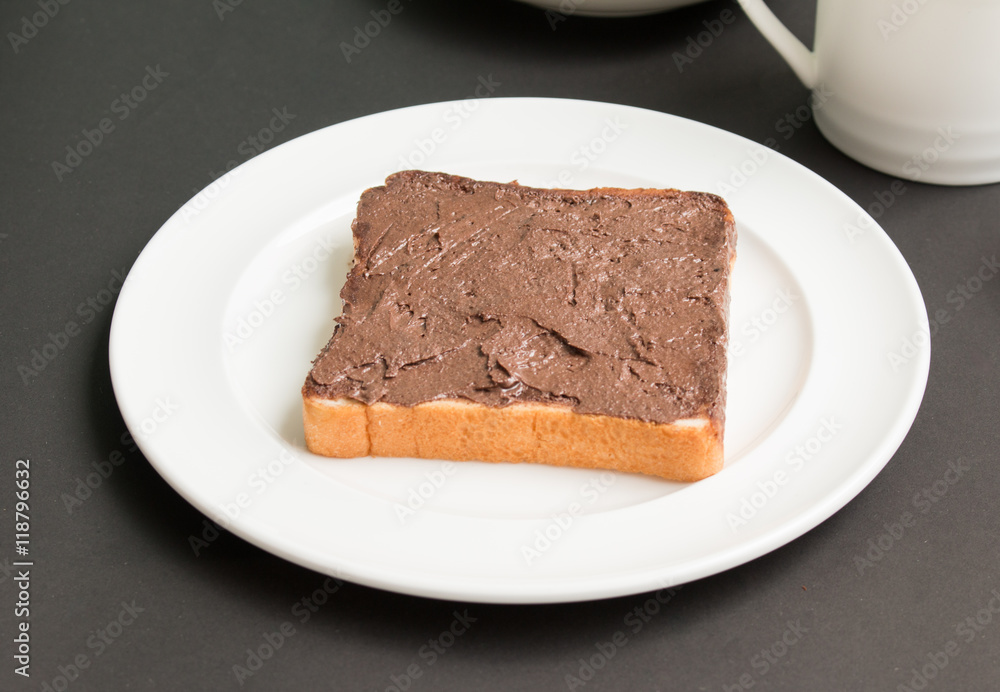 Chocolate  crunchy cream on bread