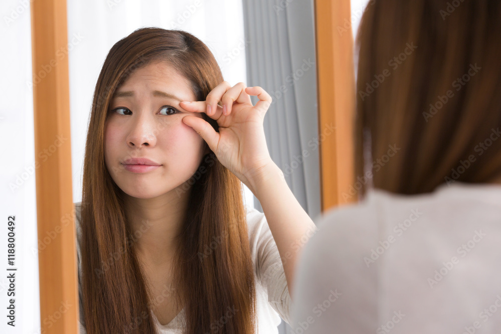 Fototapeta premium 目尻をつまむ女性