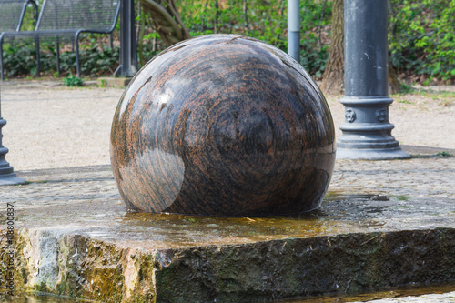 Canvas Print Schwimmende Granit Kugel als Brunnen