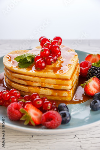 Pancakes in Herzform mit Waldbeeren und Karamel Soße photo