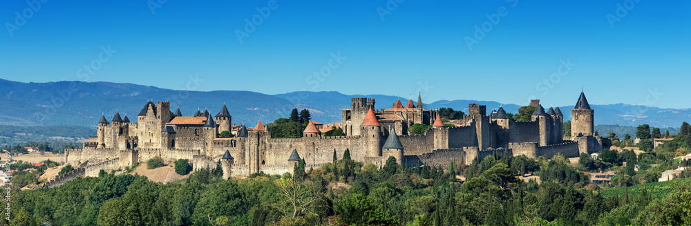 Naklejka premium unikalna francuska średniowieczna twierdza Carcassonne dodana do listy światowego dziedzictwa UNESCO