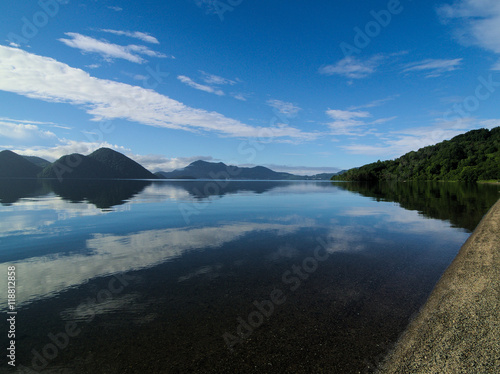 静寂な朝の洞爺湖湖畔 © hoshi