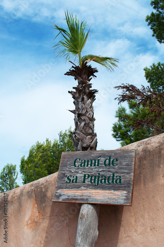 Formentera, Isole Baleari: il cartello del Cami de sa Pujada, noto come Camino romano, l'antico Cammino romano che collega Es Calo e La mola attraverso un bellissimo paesaggio, il 10 settembre 2010 photo