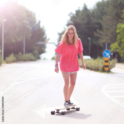 Girl im Sonnenschein auf der Strasse skaten photo