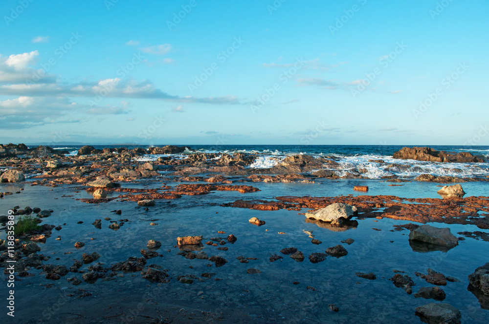 Formentera, Isole Baleari: rocce, sabbia e onde sulla spiaggia di Es Pujols il 7 settembre 2010