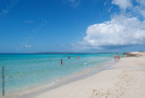 Formentera, Isole Baleari: l'acqua trasparente della spiaggia di Migjorn, la spiaggia di Mezzogiorno, il 4 settembre 2010