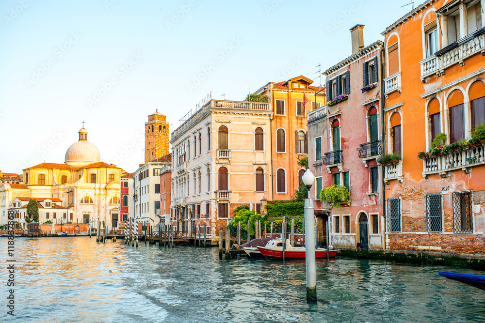 Naklejka premium Venice cityscape view on the Grand canal with Geremia e Lucia church at the sunrise