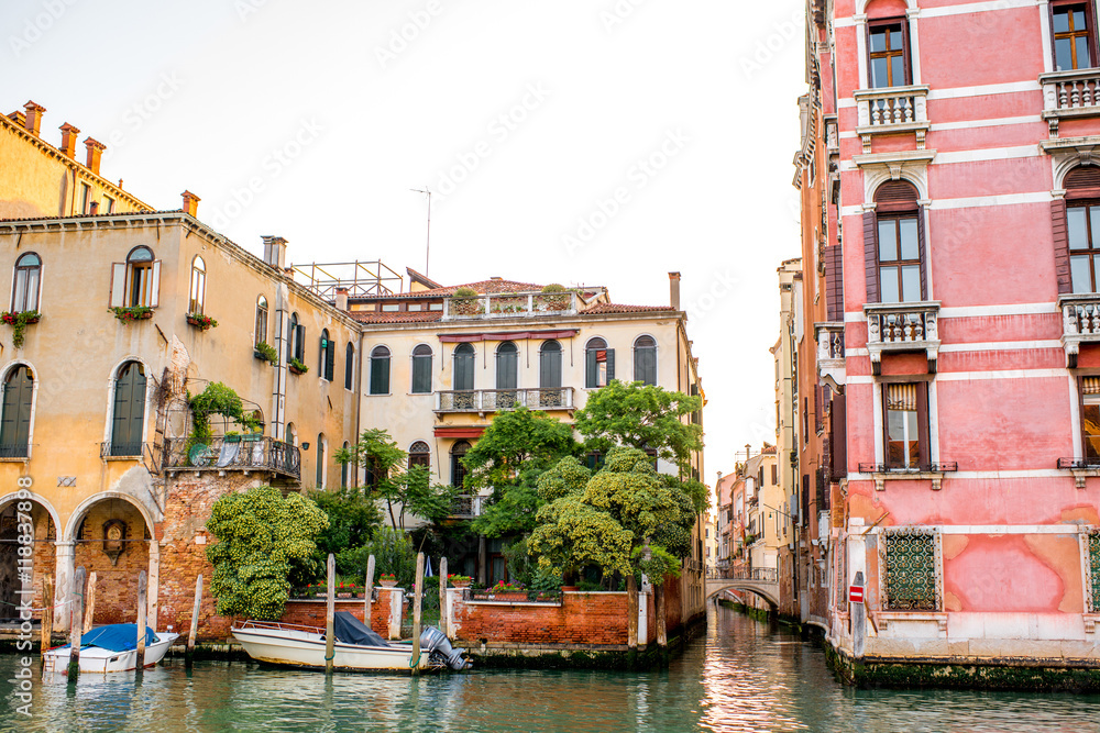 Obraz premium Venice cityscape view on colorful buildings and boats on Grand canal at the sunrise