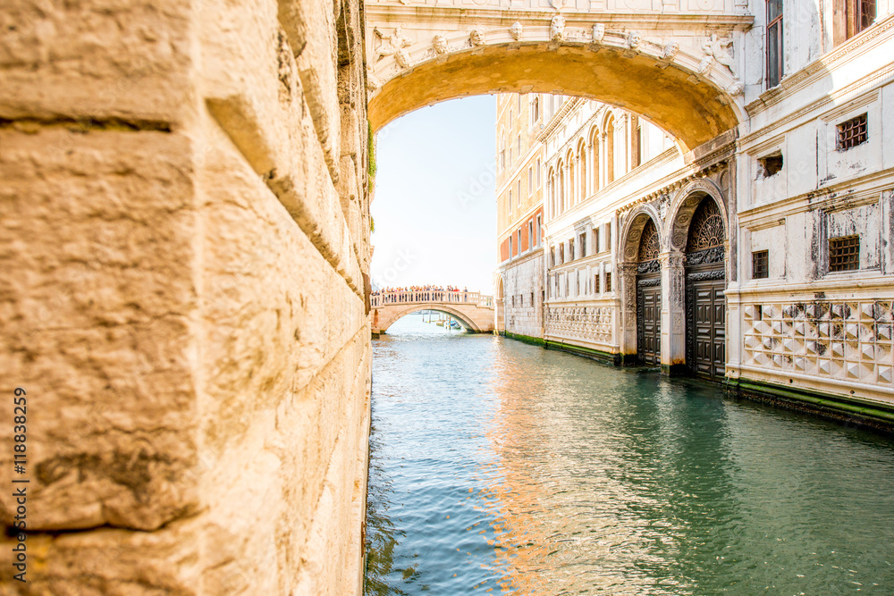 Obraz premium Water canal with famous bridge of Sights near Doges palace in Venice