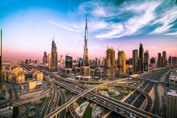 Crédence de cuisine Burj Khalifa Skyline de Dubaï et autoroute animée  © eranda