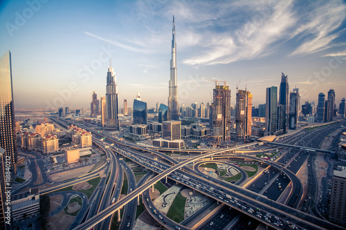 Papier peint Dubai skyline with beautiful city close to it's busiest highway on traffic