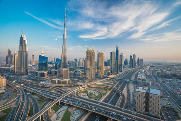 Crédence de cuisine Burj Khalifa Trafic urbain près du skyline de Dubaï  © eranda