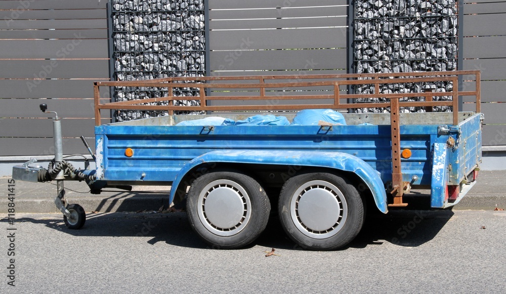 PKW-Anhänger aus Metall in blau mit rostiger Ladungssicherung Stock-Foto |  Adobe Stock