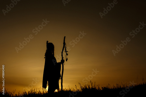 Photos silhouette of boho shaman with pikestaff in sunset