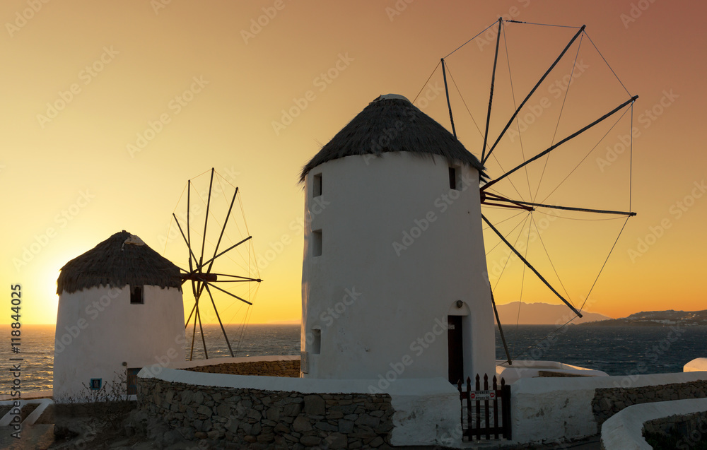Windmühlen in Mykonos Stadt bei Sonnenuntergang