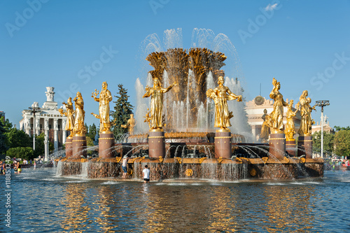 Москва, Россия. ВДНХ, фонтан Дружба народов.