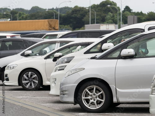 駐車場に並んだ乗用車