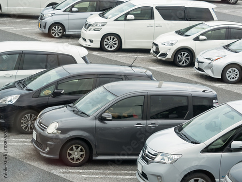 駐車場に並んだ乗用車