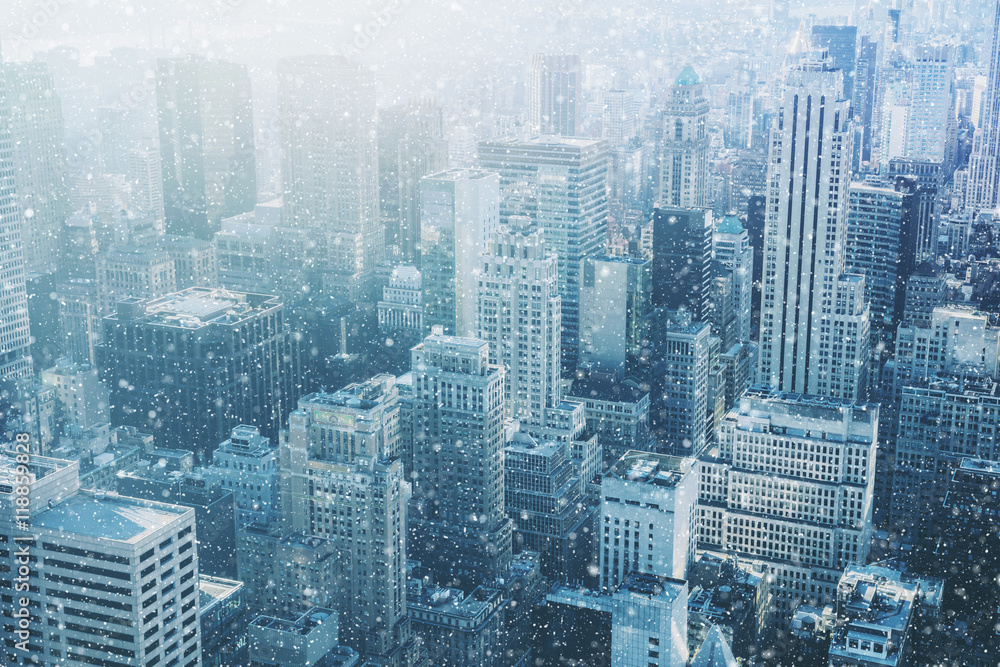 Fototapeta premium Śnieg w Nowym Jorku - fantastyczny obraz, linia horyzontu z miejskim niebem
