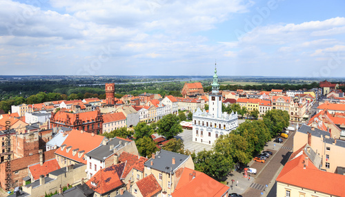 Chełmno, Panorama starego miasta z rynkiem, ratuszem i wieżą ciśnień. W oddali Wisła